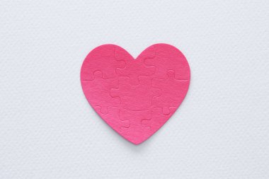 Kağıt pembe kalp bulmaca beyaz arka plan üzerinde üstten görünüm görüntüsü. Sağlık, bağış, Dünya Kalp günü ve Dünya Sağlık günü kavramı