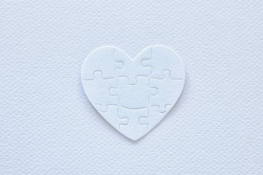 Kağıt beyaz kalp bulmaca üstten görünüm görüntüsü. Sağlık, bağış, Dünya Kalp günü ve Dünya Sağlık günü kavramı