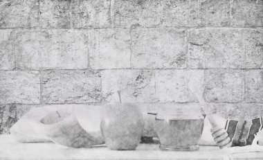 Rosh hashanah (Yahudi yeni yıl tatili) kavramının arka plan. Geleneksel semboller. Kalem kroki resim stili. Siyah ve beyaz