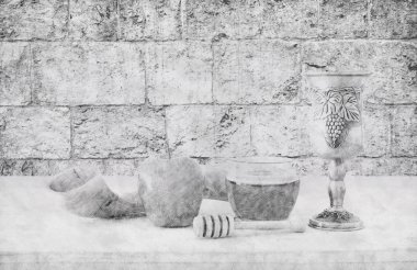 Rosh hashanah (Yahudi yeni yıl tatili) kavramının arka plan. Geleneksel semboller. Kalem kroki resim stili. Siyah ve beyaz