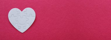 Üstten görünüm afiş Kağıt beyaz kalp bulmaca pembe bir arka plan üzerinde. Sağlık, bağış, Dünya Kalp günü ve Dünya Sağlık günü kavramı