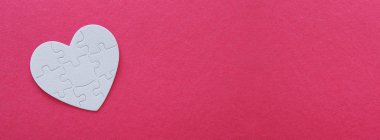 Üstten görünüm afiş Kağıt beyaz kalp bulmaca pembe bir arka plan üzerinde. Sağlık, bağış, Dünya Kalp günü ve Dünya Sağlık günü kavramı