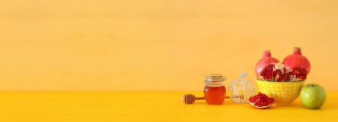 Rosh hashanah (Yahudi Yeni Yıl Tatili) konsepti. Geleneksel semboller