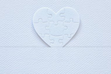 Kağıt beyaz kalp bulmaca üstten görünüm görüntüsü. Sağlık, bağış, Dünya Kalp günü ve Dünya Sağlık günü kavramı.