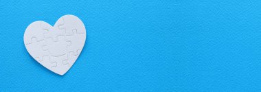 Üstten görünüm afiş Kağıt beyaz kalp bulmaca mavi arka plan üzerinde. Sağlık, bağış, Dünya Kalp günü ve Dünya Sağlık günü kavramı