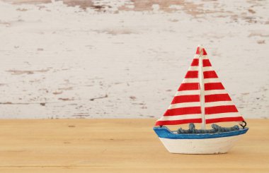 tatil ve yaz görüntü ile tekne ahşap masa üzerinde