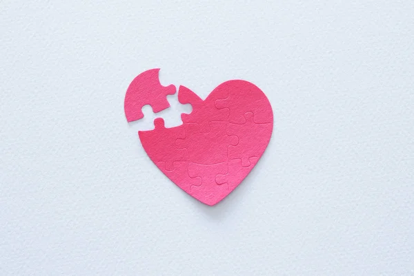 白い背景の上の行方不明の部分と紙ピンク心のパズルの平面図イメージ 健康管理 世界心臓の日 世界健康日コンセプト — ストック写真