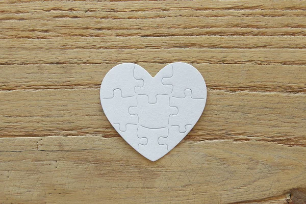 Pohled Shora Obrázek Papíru Bílá Srdce Puzzle Dřevěný Stůl Zdravotní — Stock fotografie