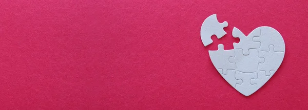 Зображення Паперової Білої Серцевої Головоломки Відсутніми Шматочками Рожевому Фоні Охорона — стокове фото