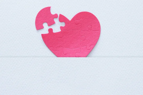 白い背景の上の行方不明の部分と紙ピンク心のパズルの平面図イメージ 健康管理 世界心臓の日 世界健康日コンセプト — ストック写真
