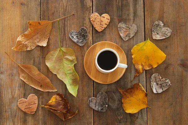 Imagen Vista Superior Taza Café Sobre Mesa Madera Hojas Secas — Foto de Stock