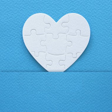 Üstten görünüm Kağıt beyaz kalp bulmaca üzerinde mavi arka plan görüntüsü. Sağlık, bağış, Dünya Kalp günü ve Dünya Sağlık günü kavramı