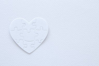 Kağıt beyaz kalp bulmaca üstten görünüm görüntüsü. Sağlık, bağış, Dünya Kalp günü ve Dünya Sağlık günü kavramı