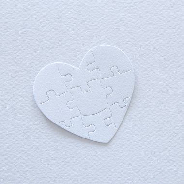 Kağıt beyaz kalp bulmaca üstten görünüm görüntüsü. Sağlık, bağış, Dünya Kalp günü ve Dünya Sağlık günü kavramı