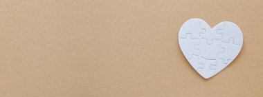 Üstten görünüm afiş Kağıt beyaz kalp bulmaca kahverengi pastel zemin üzerinde. Sağlık, bağış, Dünya Kalp günü ve Dünya Sağlık günü kavramı