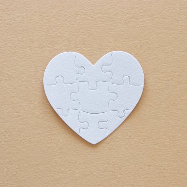 Kağıt beyaz kalp bulmaca kahverengi pastel zemin üzerinde üstten görünüm görüntüsü. Sağlık, bağış, Dünya Kalp günü ve Dünya Sağlık günü kavramı