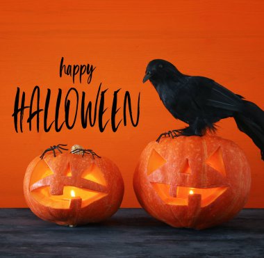 Cadılar Bayramı tatil kavramı. Kabaklar ve ahşap masa sopayı