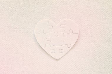 Kağıt beyaz kalp bulmaca üstten görünüm görüntüsü. Sağlık, bağış, Dünya Kalp günü ve Dünya Sağlık günü kavramı