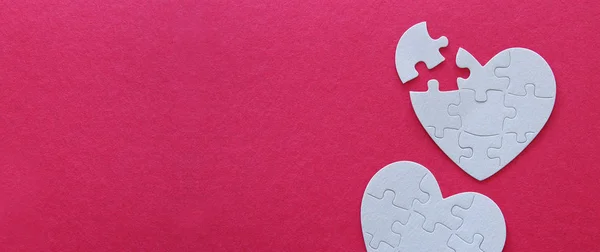Зображення Паперової Білої Серцевої Головоломки Відсутніми Шматочками Рожевому Фоні Охорона — стокове фото