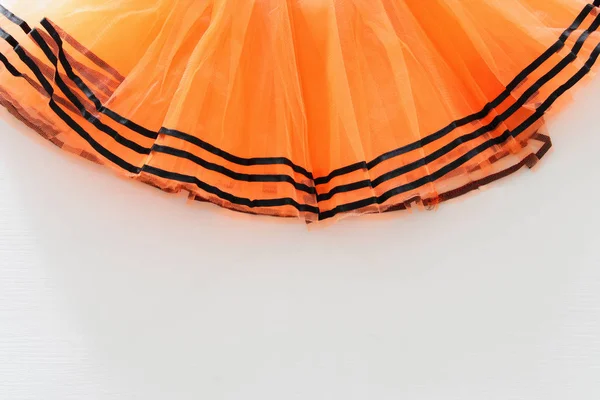 万圣节假期最小的顶部图片橙色薄纱裙服装的白色木质背景 复制空间 — 图库照片