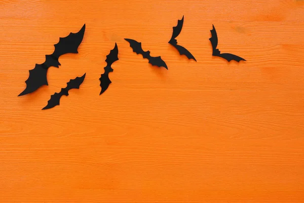 Halloween Semester Koncept Svarta Fladdermöss Över Orange Bakgrund Ovanifrån Platt — Stockfoto
