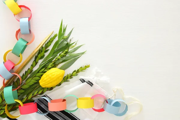 Sukkot Yahudi bayramı. Geleneksel Semboller (dört tür): Etrog, lulav, hadas, arava