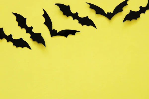 Concept Van Halloween Vakantie Zwarte Vleermuizen Gele Achtergrond Bovenaanzicht Plat — Stockfoto