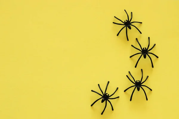 Halloween Urlaubskonzept Schwarze Spinnen Auf Gelbem Hintergrund Draufsicht Flache Lage — Stockfoto