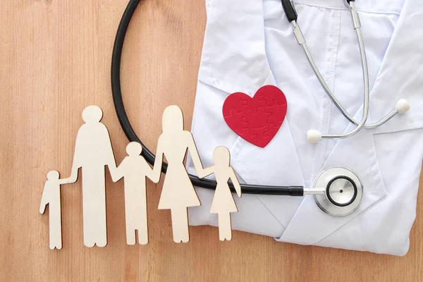 Krankenversicherung Konzeptbild Von Stethoskop Und Familie Auf Holztisch Ansicht Von — Stockfoto