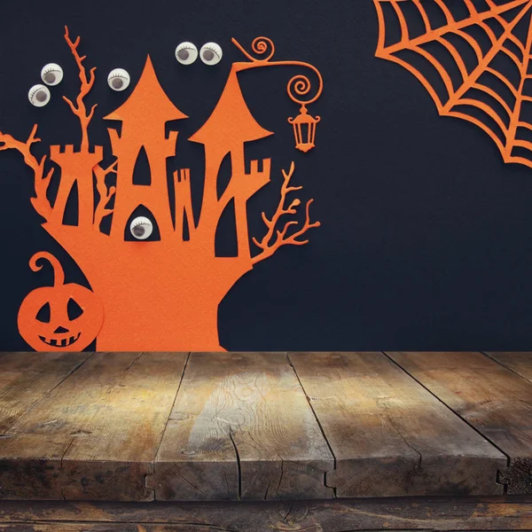 Concepto Halloween Mesa Rústica Vacía Frente Casa Brujas Fondo Calabaza — Foto de Stock