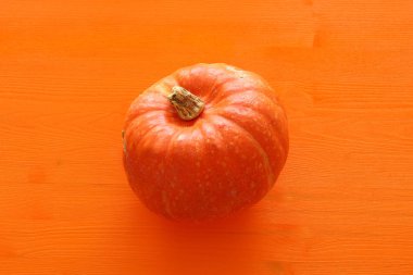 Cadılar Bayramı tatil en az üstten görünüm resim turuncu ahşap arka plan üzerinde kabak