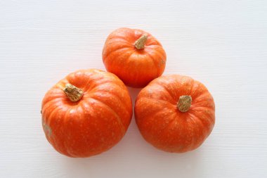 Beyaz ahşap zemin üzerinde kabaklar Cadılar Bayramı tatil en az üstten görünüm görüntüsü