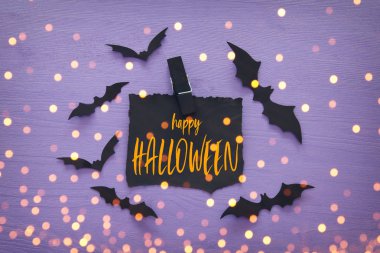 Cadılar Bayramı tatil harfle metin mutlu Halloween ahşap mor arka plan üzerinde en az üstten görünüm görüntüsü. Kartı ve davetiye kavramı