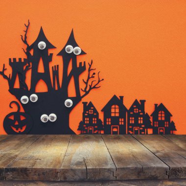 Cadılar Bayramı tatil kavramı. Cadı evi ve kabak arka plan önünde boş rustik tablo. Ürün görüntü montaj için hazır