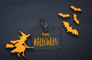 Cadılar Bayramı tatil harfle metin mutlu Halloween ahşap siyah arka plan üzerinde en az üstten görünüm görüntüsü. Kartı ve davetiye kavramı