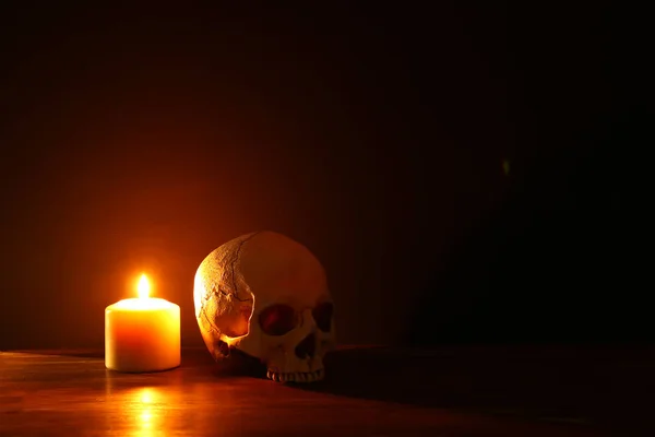 중세 판타지 할로윈 개념. 인간의 두개골과 오래 된 나무 테이블 위에 타는 촛불. — 스톡 사진