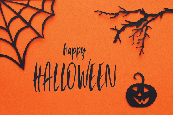 Cadılar Bayramı tatil kavramı. Turuncu arka plan üzerinde örümcek ağı. Üstten görünüm, düz yatıyordu