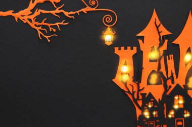 Cadılar Bayramı tatil kavramı. siyah arka plan üzerinde cadı ev perili. Üstten görünüm, düz yatıyordu