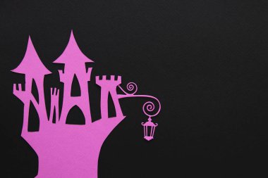 Cadılar Bayramı tatil kavramı. siyah arka plan üzerinde cadı ev perili. Üstten görünüm, düz yatıyordu