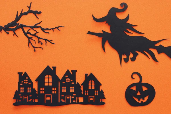 Concepto Halloween Bruja Pueblo Embrujado Sobre Fondo Naranja Vista Superior — Foto de Stock