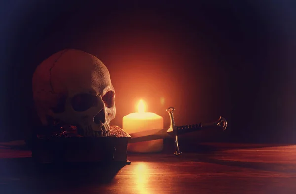 Menschlicher Schädel Altes Buch Schwert Und Brennende Kerze Über Altem — Stockfoto