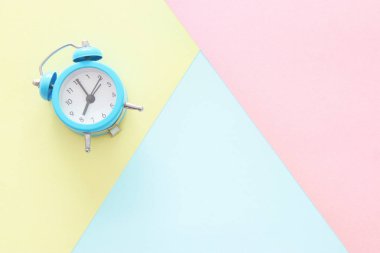 Pastel renkli kağıt doku soyut. En az geometrik şekiller ve çizgiler. modaya uygun bir tasarım konsepti. Vintage saat