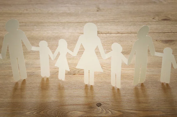 家族メープルヴィレッヂこもちチェーン繋いで 木製のテーブルの上のコンセプト イメージ — ストック写真