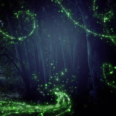 Firefly 'ın gece ormanında uçuşunun soyut ve büyülü görüntüsü. Peri masalı kavramı