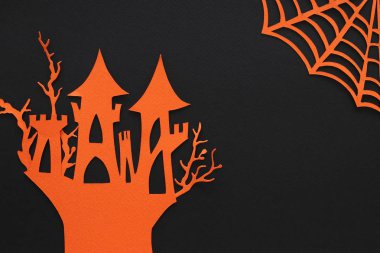 Cadılar Bayramı tatil kavramı. siyah arka plan üzerinde cadı ev perili. Üstten görünüm, düz yatıyordu