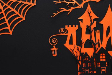 Cadılar Bayramı tatil kavramı. siyah arka plan üzerinde cadı ev perili. Üstten görünüm, düz yatıyordu