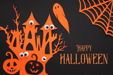 Cadılar Bayramı tatil kavramı. siyah arka plan üzerinde cadı ev perili. Üstten görünüm, düz yatıyordu