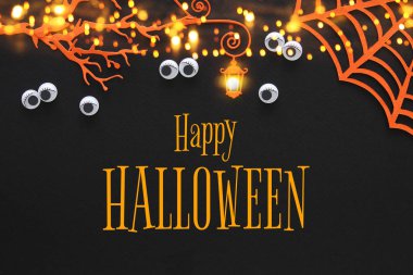 Cadılar Bayramı tatil kavramı. Perili Orman karanlıktan siyah arka plan üzerinde bakan gözlerle. Üstten görünüm, düz yatıyordu