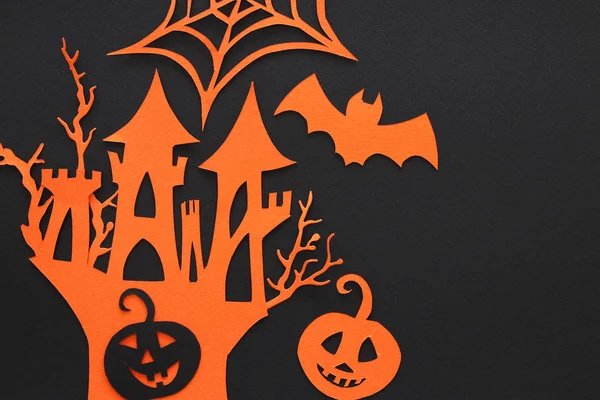 Concept van Halloween vakantie. Haunted huis van de heks op zwarte achtergrond. Bovenaanzicht, plat lag. — Stockfoto