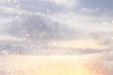 Glitter vintage ışıklar arka plan. Gümüş, mavi, mor ve altın. de-odaklı